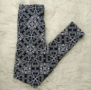 ❇️ SALE❇️Lularoe blk leggings w/ white geometric